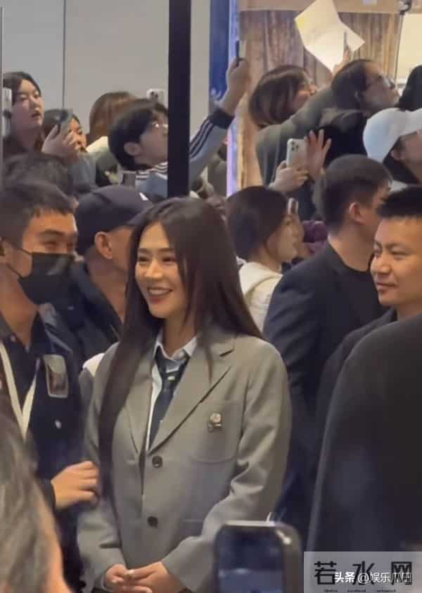 马思纯现身南京德基被偶遇 黑长直配学院装超活力 妥妥清纯女大模样