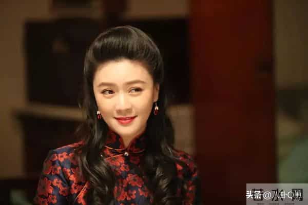 与陆毅相恋多年无果，嫁豪门16年，父病母去夫离开，如今她怎样了