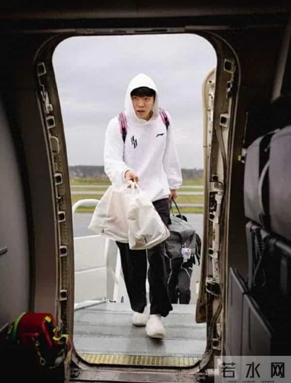 杨瀚森拎两大袋炸鸡开启五连客，该炸鸡品牌风靡全美名气十足