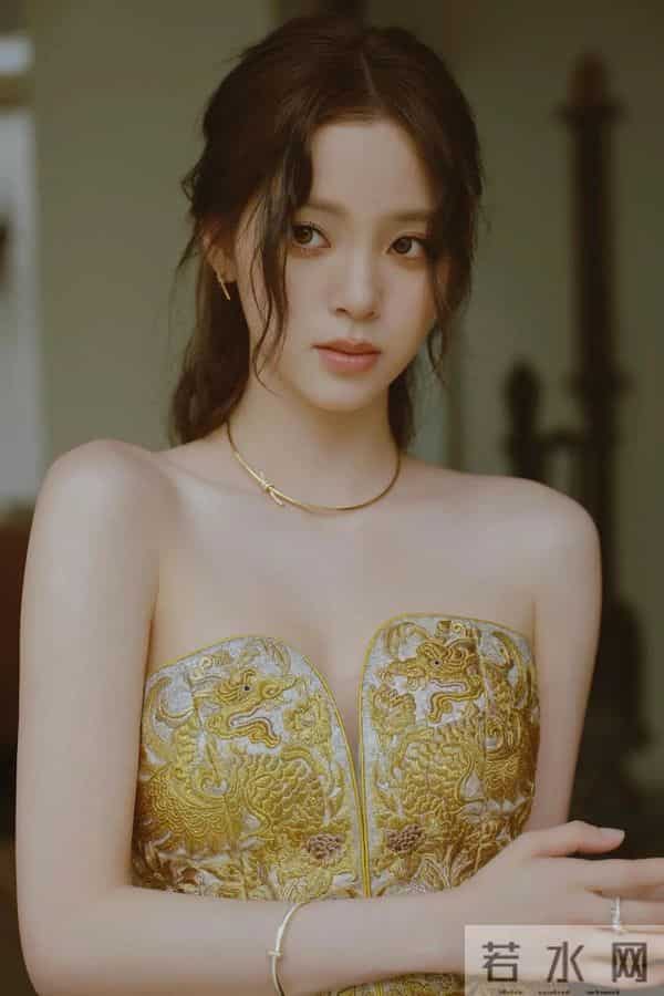 欧阳娜娜一袭拼接款抹胸拖地裙，真气质抢眼啊