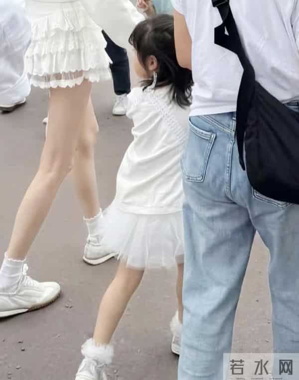 奚梦瑶好奢侈，背79万的包陪儿女游玩，女儿萌宠可爱大长腿