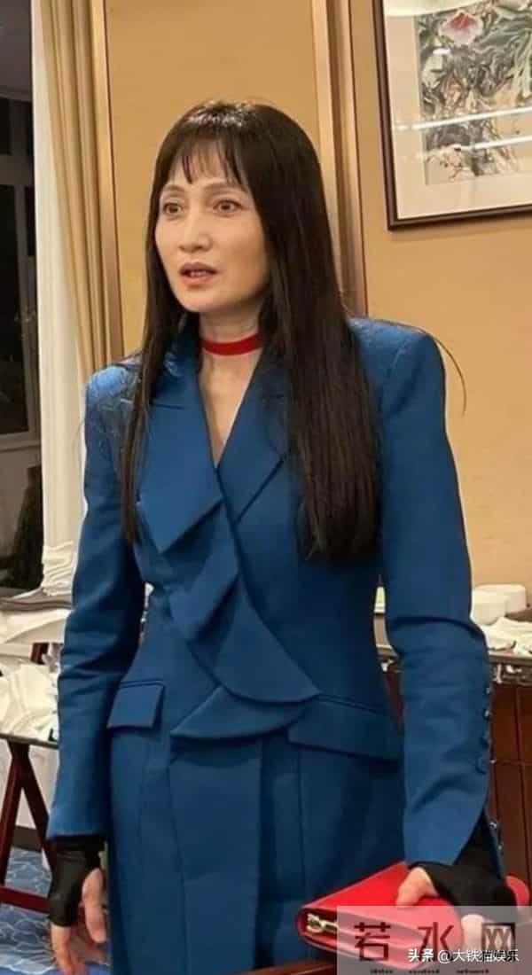 看63岁林芳兵和59岁陶慧敏，才知上了年纪，会打扮比好身材更重要