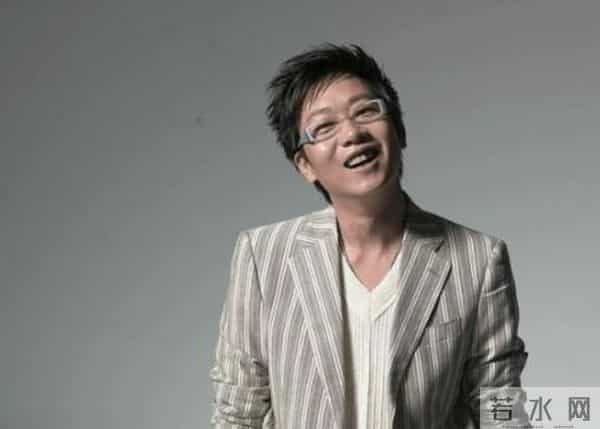 他曾是央视主持，却因“任性”引起领导不满，今54岁在街头当吃播