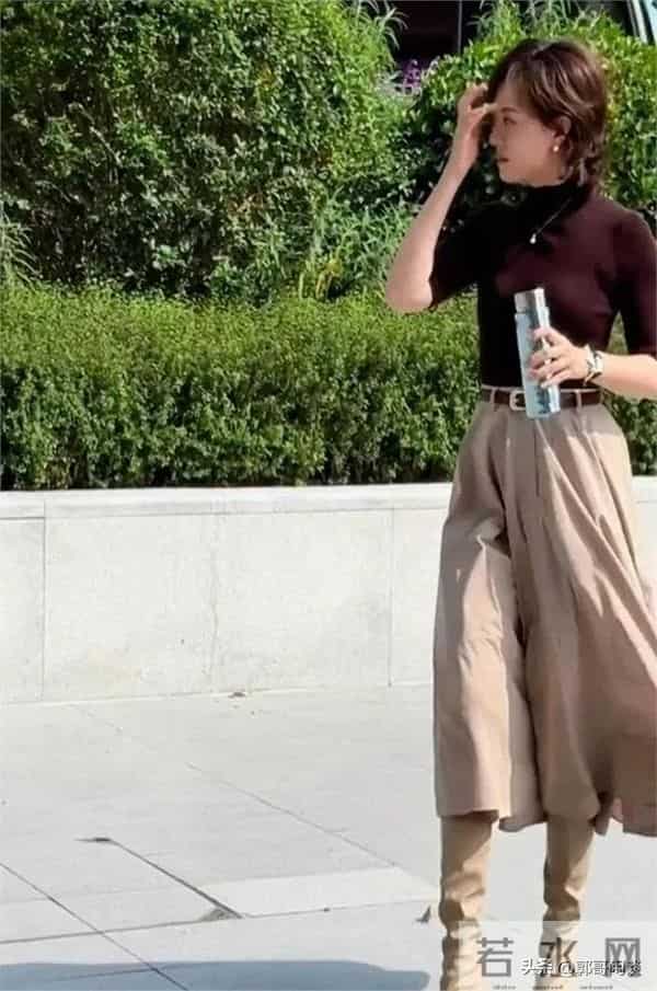 43岁孙俪被偶遇，打扮的很知性，身材真的很好，手里拿着保温杯。