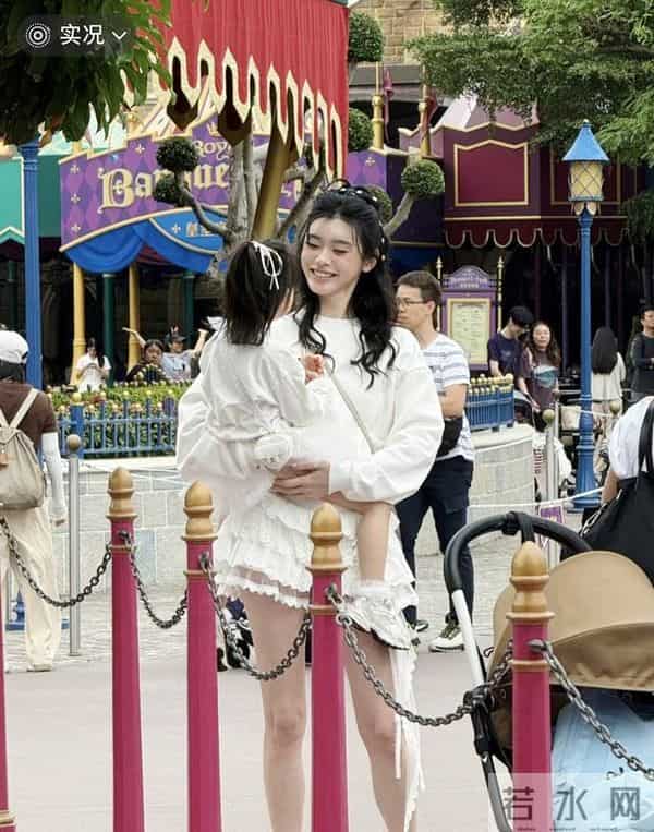 奚梦瑶好奢侈，背79万的包陪儿女游玩，女儿萌宠可爱大长腿