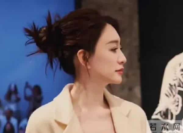 炸了！49岁李小冉状态封神。皮肤白到发光，难怪丈夫豪掷5亿娶她