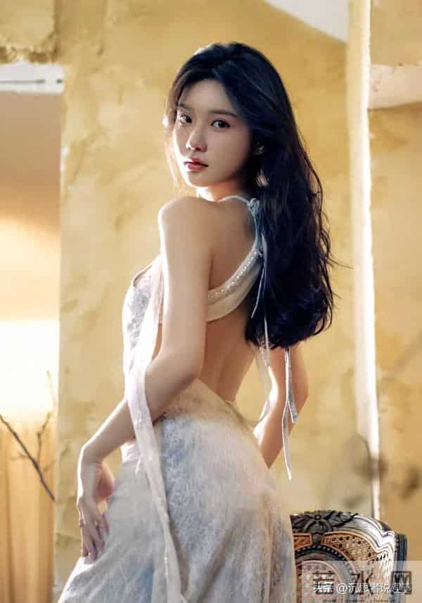 陈意涵裸脚写真好性感，前凸后翘身材有料，迷人的小妖精