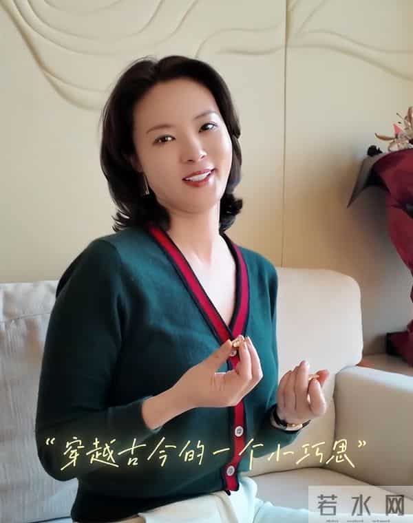 前央视主持人，俩前任去世被嘲“克夫”，生图脸僵的她近况如何了