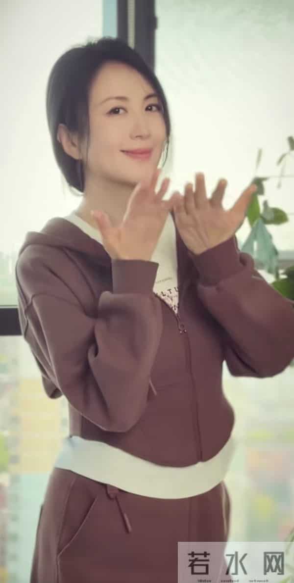 杨童舒这都快五十的身材了，完全看不出来，好年轻的状态