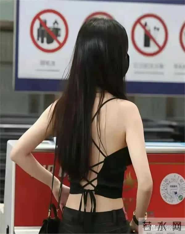 孟子义真空吊带裙现身机场，吊带下的腰臀比太惊艳妥妥人间尤物！