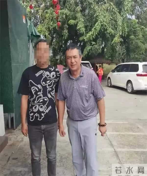 54岁张嘉译海南被偶遇！腰越来越严重了完全没办法站直中年才爆红