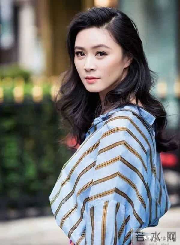 与陆毅相恋多年无果，嫁豪门16年，父病母去夫离开，如今她怎样了