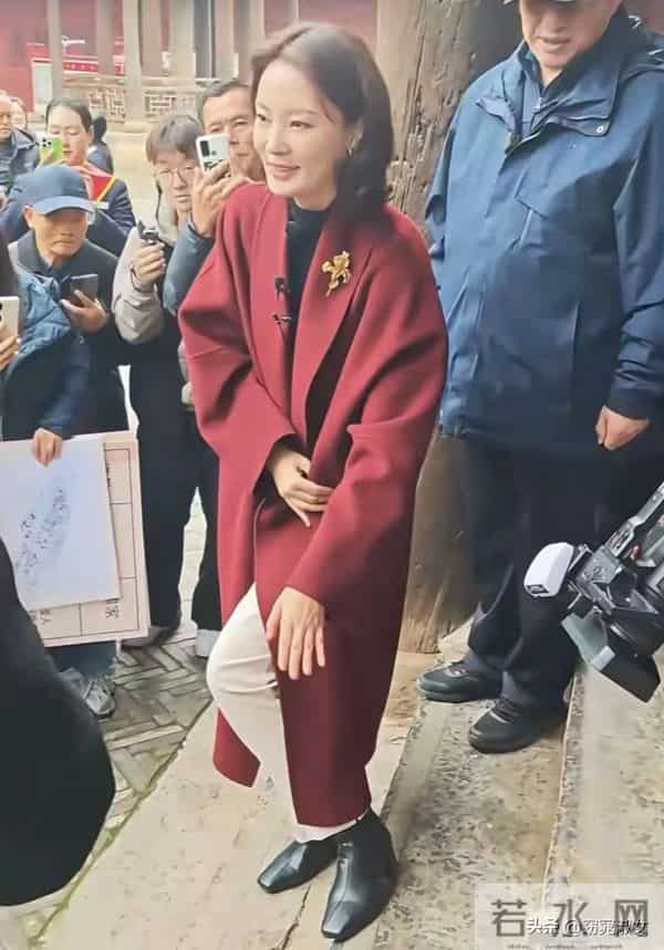 偶遇前央视主持人刘芳菲，真人又高又美，气质温婉，比电视上好看