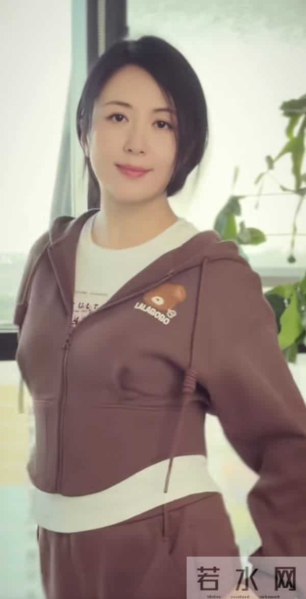 杨童舒这都快五十的身材了，完全看不出来，好年轻的状态