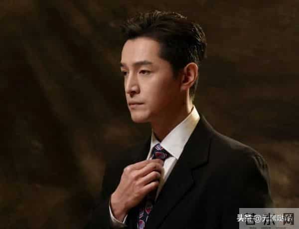 薛佳凝拒聊胡歌?放弃薛佳凝，情断江疏影，娶平凡经纪人的胡歌，今在央视情绪崩溃