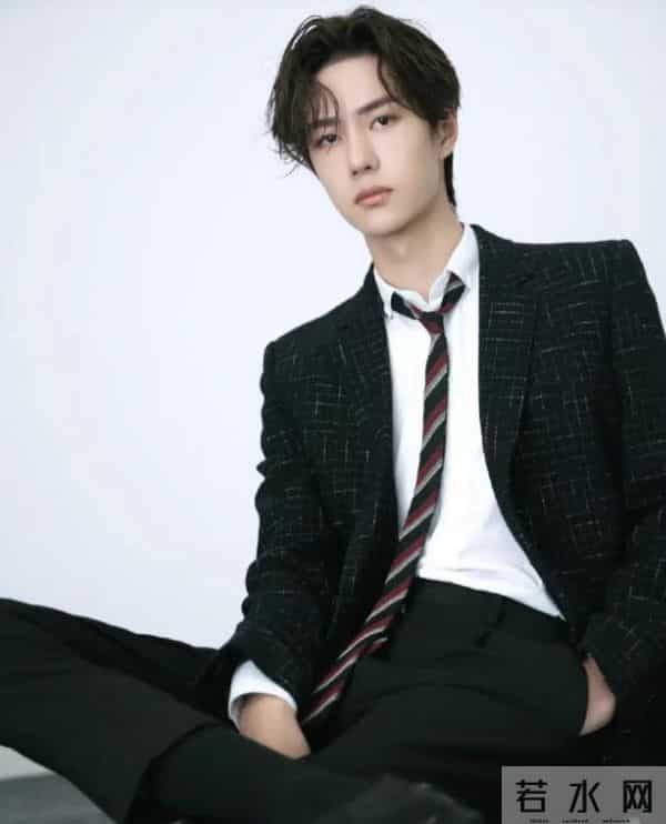 一觉醒来天塌了！王一博到期不续约曝出，撕开了乐华"虚伪"的一面