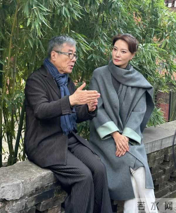 前央视主持人，俩前任去世被嘲“克夫”，生图脸僵的她近况如何了