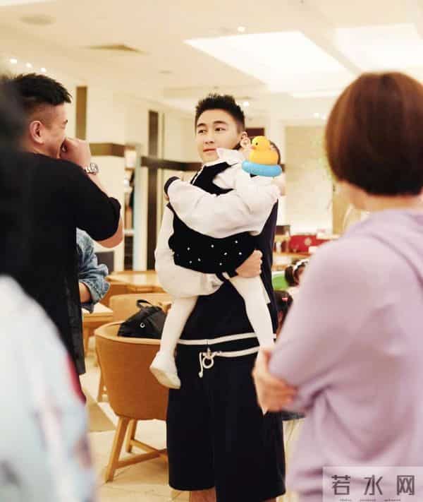 奚梦瑶好奢侈，背79万的包陪儿女游玩，女儿萌宠可爱大长腿