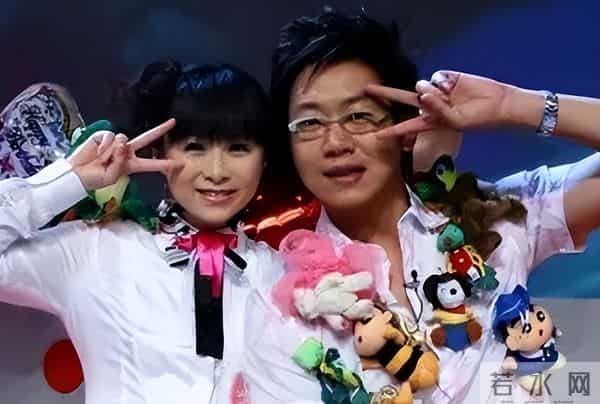 他曾是央视主持，却因“任性”引起领导不满，今54岁在街头当吃播