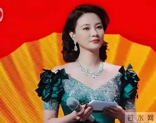 前央视主持人，俩前任去世被嘲“克夫”，生图脸僵的她近况如何了