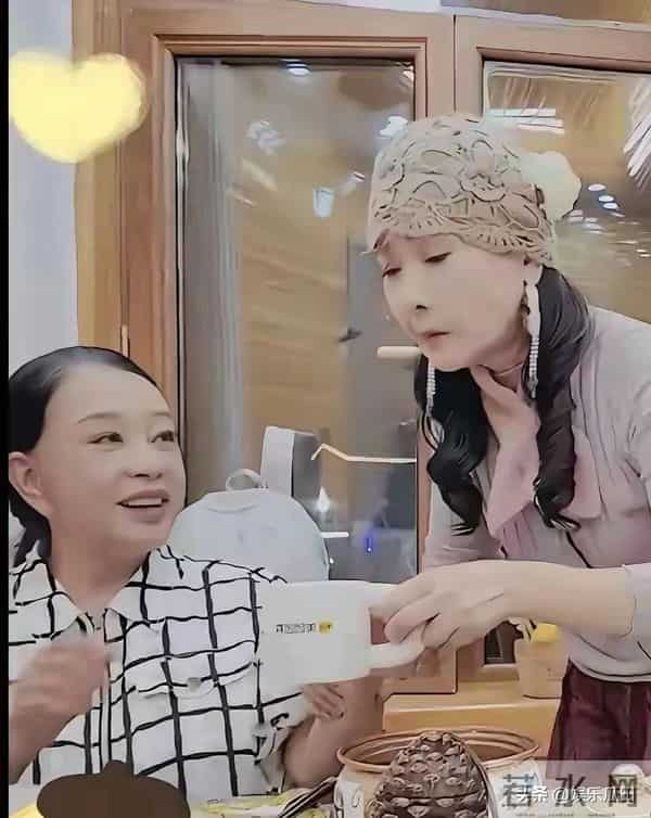 75岁刘晓庆不戴假发的样子好看多了 ,虽前面头发少,但这样很年轻