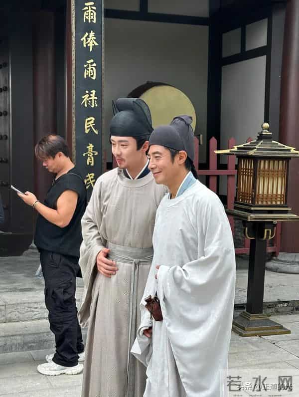 撒贝宁现身岳麓书院 路人视角身材五五分 矮小精悍 官方身高竟1米72