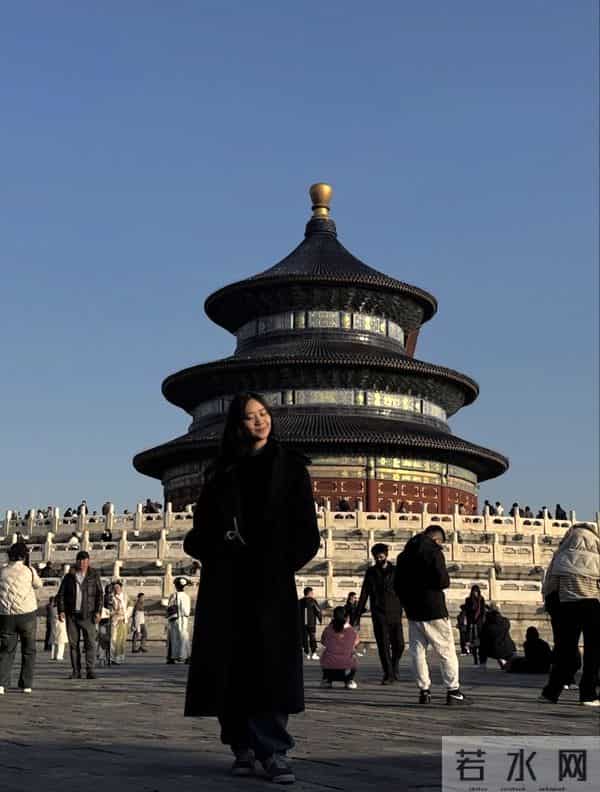 李连杰22岁女儿在北京旅游，逛故宫爬长城心情激动，称感觉像回家