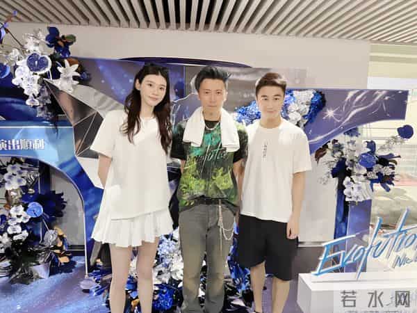 奚梦瑶好奢侈，背79万的包陪儿女游玩，女儿萌宠可爱大长腿