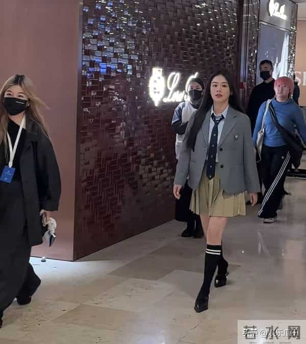 马思纯现身南京德基被偶遇 黑长直配学院装超活力 妥妥清纯女大模样