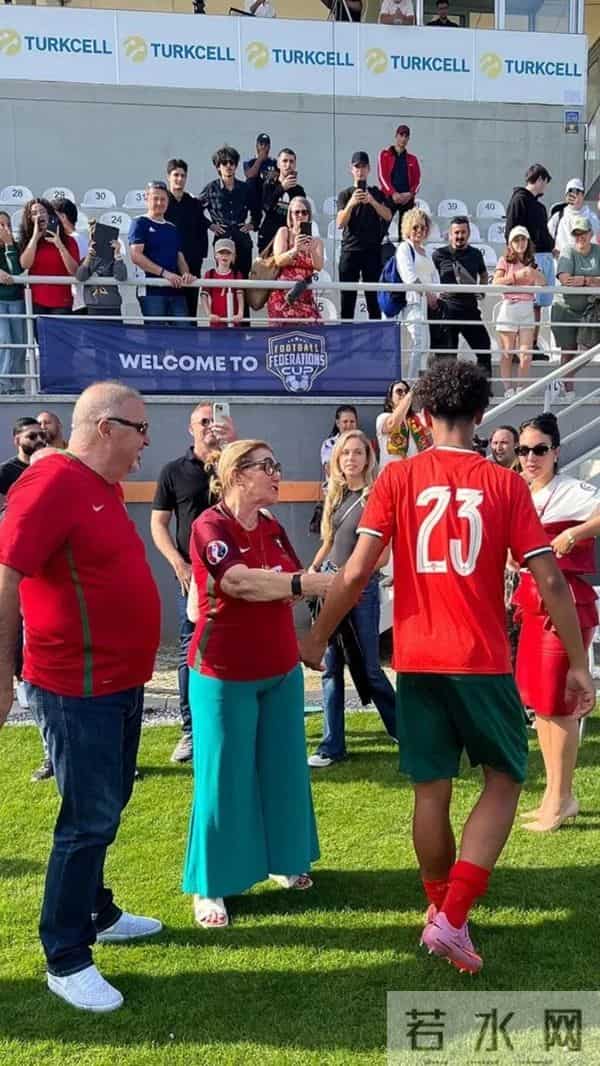 乔治娜又炫富，alo限量包上挂着labubu，她躺在私人飞机的大床上