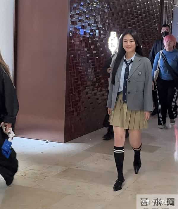 马思纯现身南京德基被偶遇 黑长直配学院装超活力 妥妥清纯女大模样