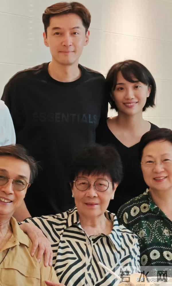 薛佳凝拒聊胡歌?放弃薛佳凝，情断江疏影，娶平凡经纪人的胡歌，今在央视情绪崩溃