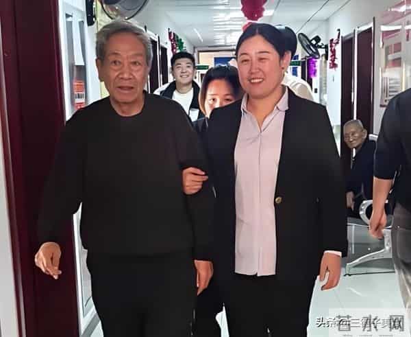 78 岁老戏骨王奎荣：为养小 37 岁娇妻和幼子，白发苍苍仍在演艺一线