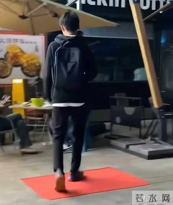 叶锐聪妈妈公开儿子在买家的模样 小儿子曾拉黑妈妈 叶妈解决得漂亮