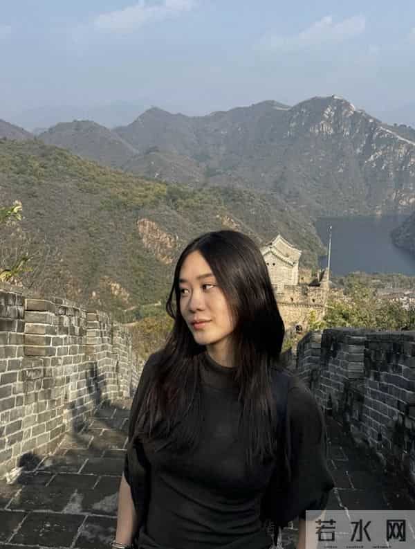 李连杰22岁女儿在北京旅游，逛故宫爬长城心情激动，称感觉像回家