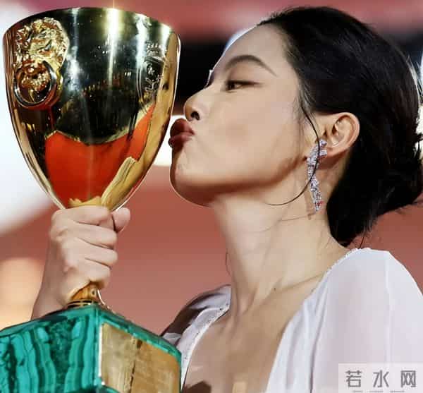 郝蕾暗讽辛芷蕾，不料辛芷蕾发长文回击，网友：内娱回到十年前了