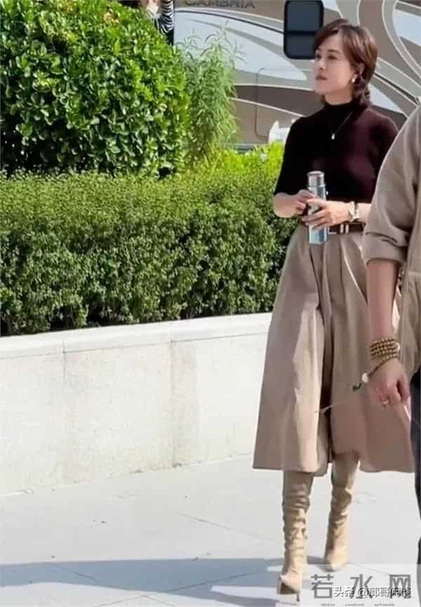 43岁孙俪被偶遇，打扮的很知性，身材真的很好，手里拿着保温杯。