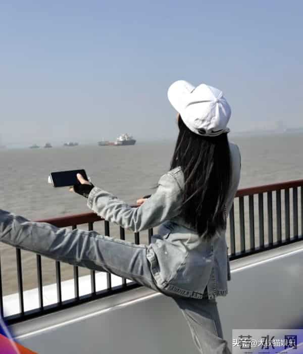 看63岁林芳兵和59岁陶慧敏，才知上了年纪，会打扮比好身材更重要