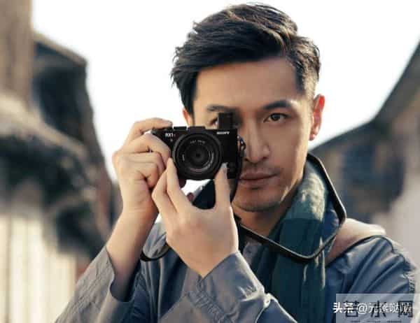 薛佳凝拒聊胡歌?放弃薛佳凝，情断江疏影，娶平凡经纪人的胡歌，今在央视情绪崩溃