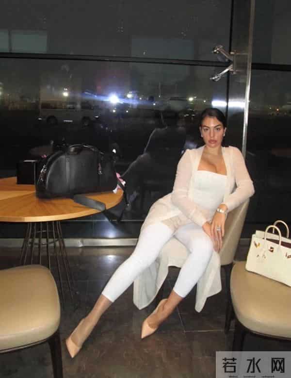 乔治娜又炫富，alo限量包上挂着labubu，她躺在私人飞机的大床上