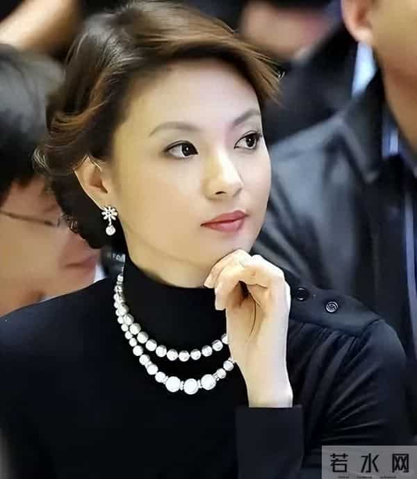 前央视主持人，俩前任去世被嘲“克夫”，生图脸僵的她近况如何了