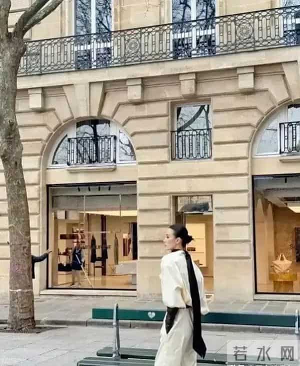 宋佳在巴黎街头被偶遇，尴尬啦，风一吹，裤子紧紧贴腿上。