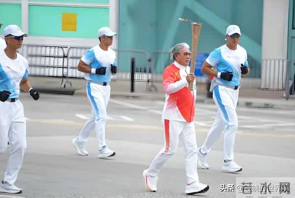 郭晶晶也没想到，她79岁的公公霍震霆，如今还能再为霍家“争光”