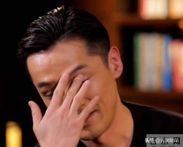 薛佳凝拒聊胡歌?放弃薛佳凝，情断江疏影，娶平凡经纪人的胡歌，今在央视情绪崩溃