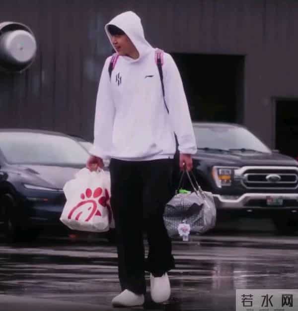 杨瀚森拎两大袋炸鸡开启五连客，该炸鸡品牌风靡全美名气十足