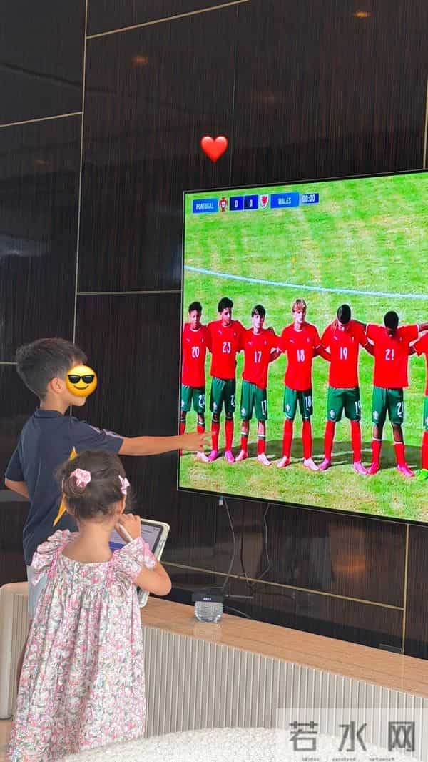 乔治娜又炫富，alo限量包上挂着labubu，她躺在私人飞机的大床上