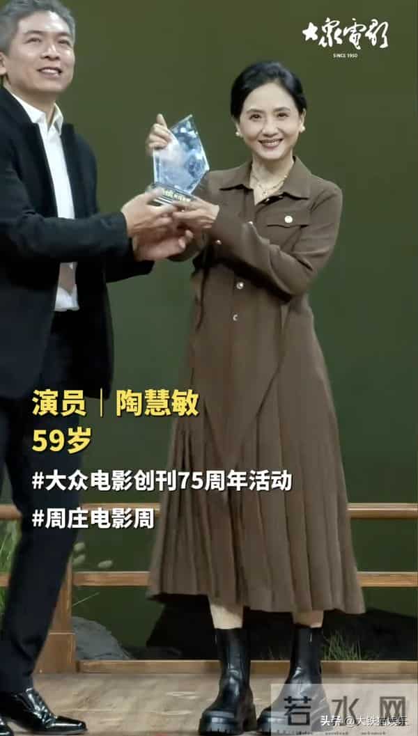 看63岁林芳兵和59岁陶慧敏，才知上了年纪，会打扮比好身材更重要