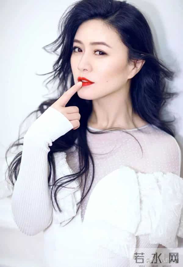 与陆毅相恋多年无果，嫁豪门16年，父病母去夫离开，如今她怎样了