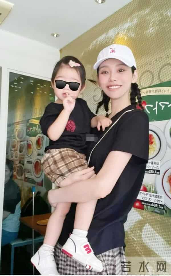 奚梦瑶好奢侈，背79万的包陪儿女游玩，女儿萌宠可爱大长腿