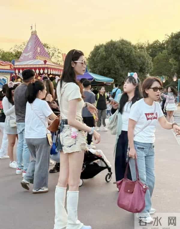 奚梦瑶好奢侈，背79万的包陪儿女游玩，女儿萌宠可爱大长腿